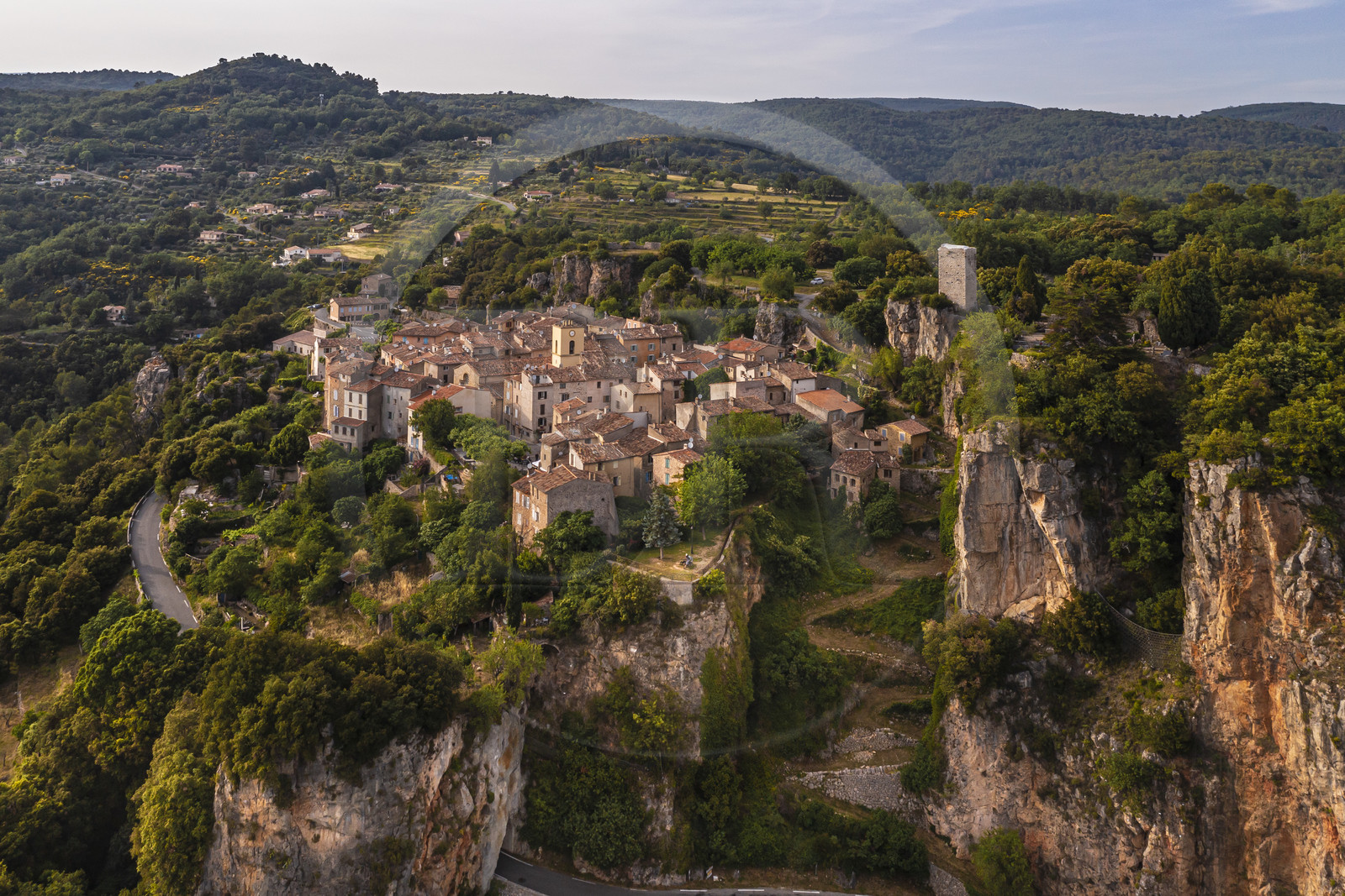 France, Var (83), La Dracénie, village de Châteaudouble surplombant les gorges sur la Nartuby (vue aérienne)