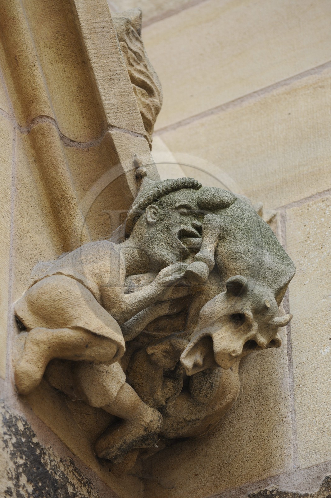 France, Haut-Rhin (68), Colmar, cathédrale collégiale Saint-Martin, détail d'une sculpture érotique à droite du portail central