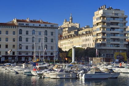 France, Bouches-du-Rhône (13), Marseille, Le Vieux Port, quai de Rive Neuve, la basilique Notre Dame de la Garde en arrière plan