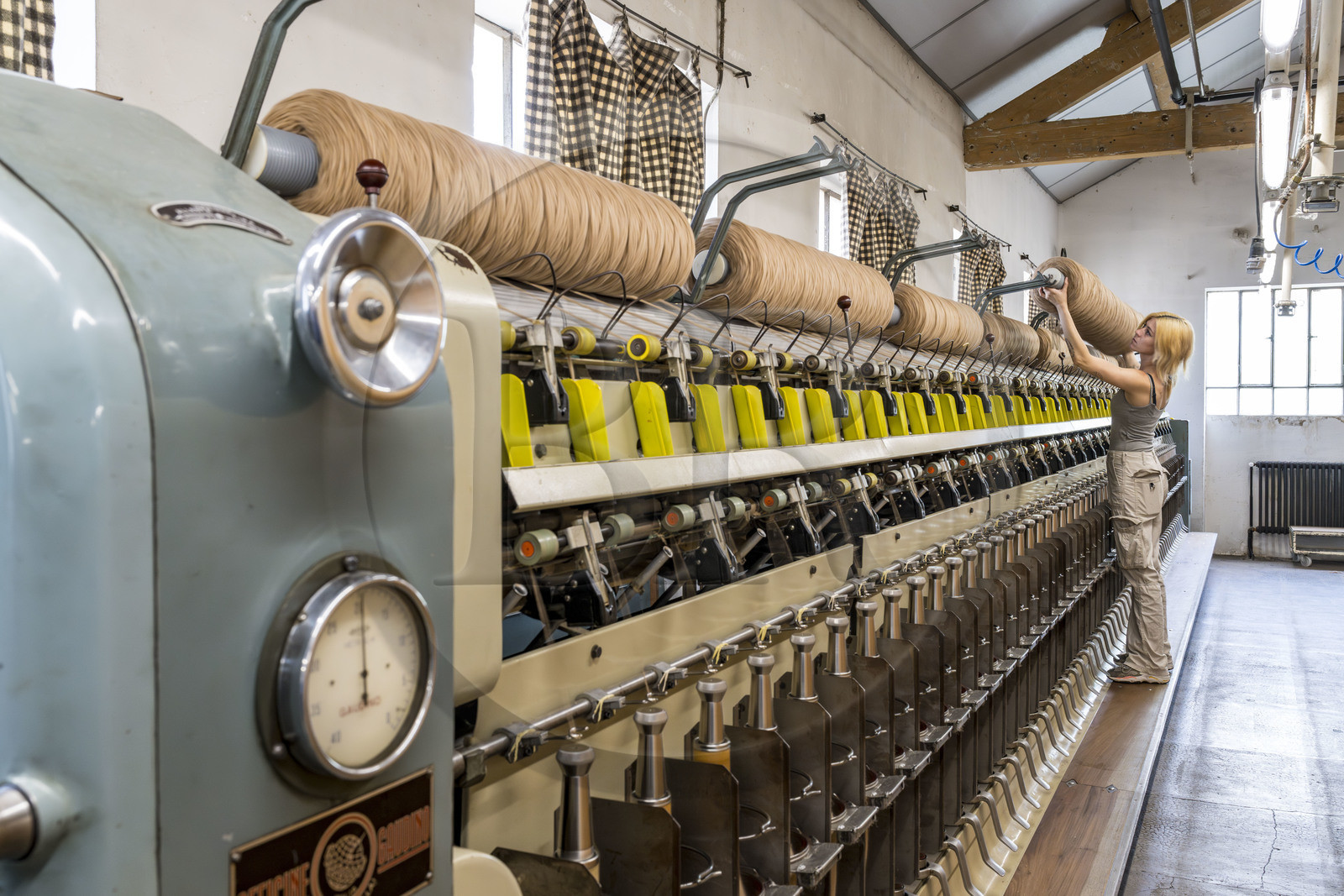 France, Vaucluse (84), L'Isle-sur-la-Sorgue, Manufacture Brun de Vian-Tiran, industrie textile lainière labellisée Entreprise du patrimoine vivant, ouvrière au travail dans la filature