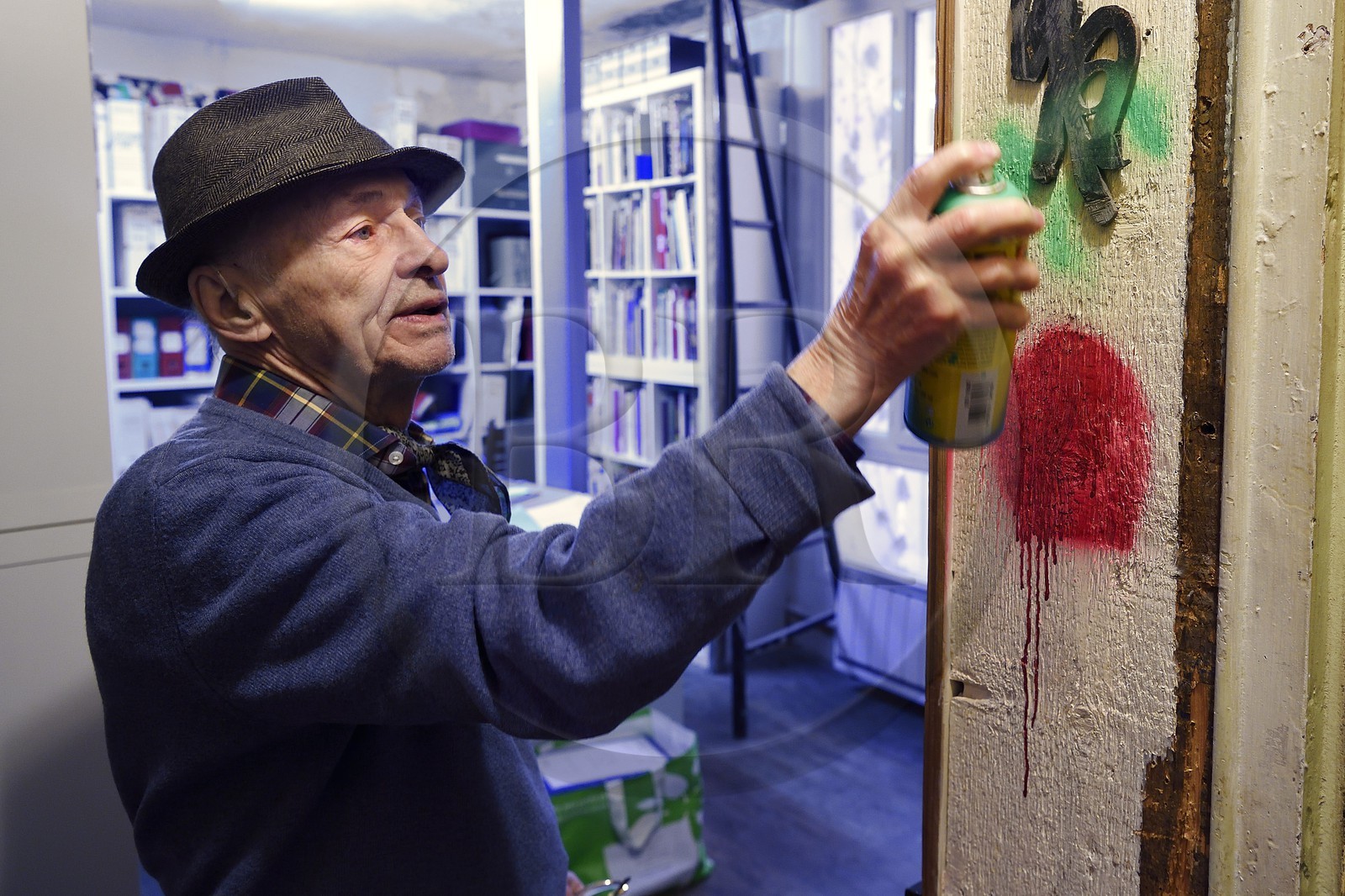 France, Paris (75), l'artiste Jacques Villeglé dans son atelier
