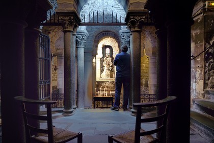 France, Puy-de-Dôme (63), Clermont-Ferrand, basilique Notre-Dame-du-Port de style roman auvergnat, classée Patrimoine Mondial de l'UNESCO au titre des Chemins de Saint-Jacques-de-Compostelle en France, la crypte qui abrite la Vierge Noire sur son autel
