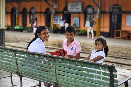 Sri Lanka, Province du Centre, trajet en train dans la région montagneuse de la culture du thé, famille attendant le train dans la gare de Hatton