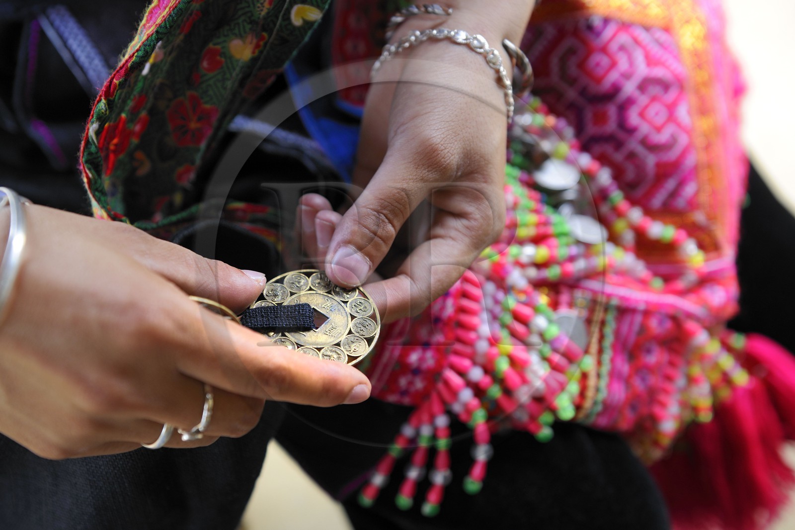 Vietnam, province de Lao Cai, région de Sapa, pièce de monnaie chinoise en détail d'un vêtement de la minorité Hmong Noir