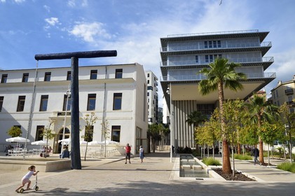 France, Var (83), Toulon, quartier Chalucet, la médiathèque Chalucet à gauche et la Maison de la Créativité abritant l'Ecole Camondo Méditerranée (Architecture d'intérieur et Design) dans le Jardin Alexandre 1er, à gauche la Fontaine Italique (2018-2020) de l'artiste Didier Marcel