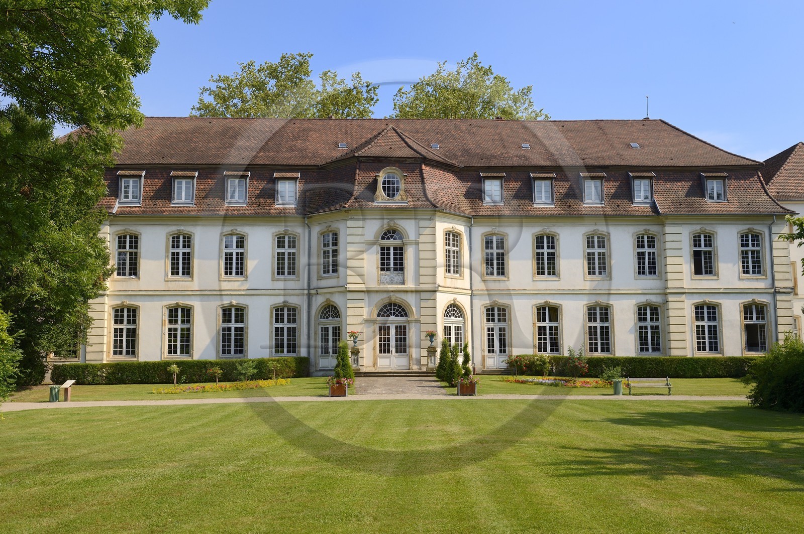 France, Haut-Rhin (68), Mulhouse,  Rixheim, ancienne commanderie de l'ordre des chevaliers teutoniques, musée du papier peint à gauche, hotel de ville au centre et manufacture Jean Zuber à droite