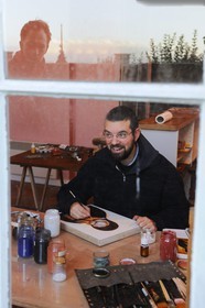 France, Manche (50), l'abbaye du Mont-Saint-Michel, classé Patrimoine Mondial de l'UNESCO, un moine des Fraternités Monastiques de Jérusalem travaillant sur une icône