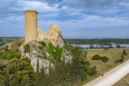 France, Vaucluse (84), Châteauneuf-du-Pape, le chateau de L'Hers (Xe siècle) sur les bords du Rhone domine la véloroute Via Rhona (vue aérienne)
