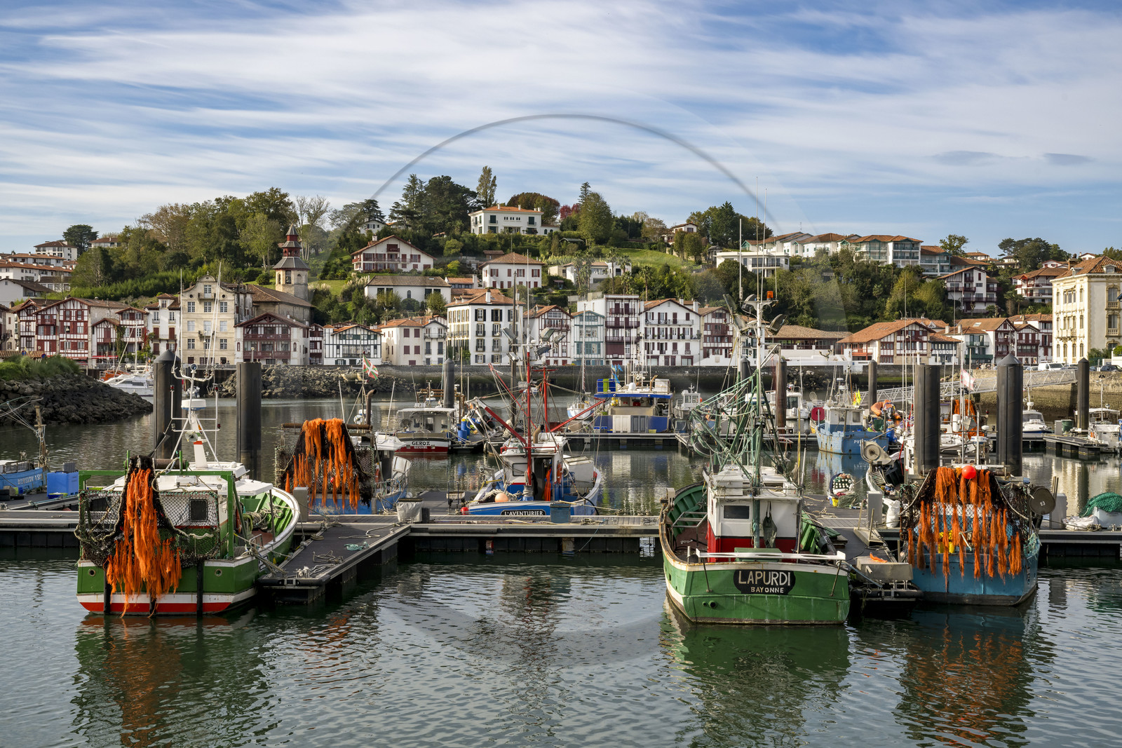 France, Pyrénées-Atlantiques (64), Pays-Basque, Saint-Jean-de-Luz, le port de pêche et Ciboure en arrière plan