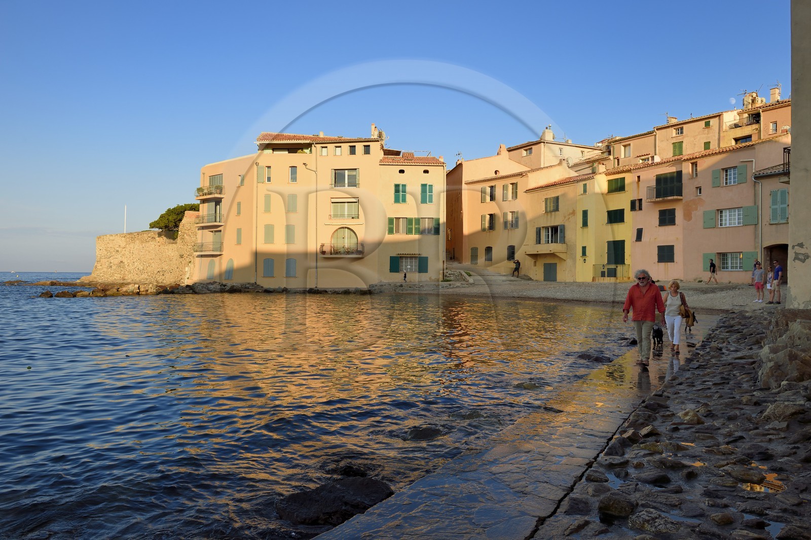 France, Var (83), Saint-Tropez, la plage de la Glaye et Tour Vieille du XVème siècle