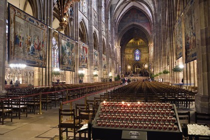 France, Bas-Rhin (67), Strasbourg, vieille ville classée au Patrimoine Mondial de l'UNESCO, la cathédrale Notre-Dame, les Scènes de la vie de la Vierge réalisées à la demande de Richelieu sont une série de quatorze tapisseries suspendues dans la nef durant la période de l'Avent
