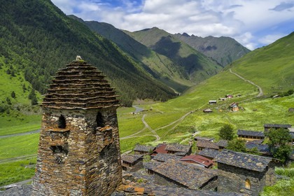 Géorgie, Kakheti, Parc national de Touchétie, vallée de la rivière Alazani dans les montagnes de Pirikiti, village de Dartlo (vue aérienne)
