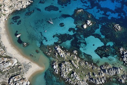 France, Corse-du-Sud (2A), Bonifacio, Réserve naturelle des iles Lavezzi et le cimetière Acciarino qui accueille les sépultures des naufragés de la Sémillante (vue aérienne)