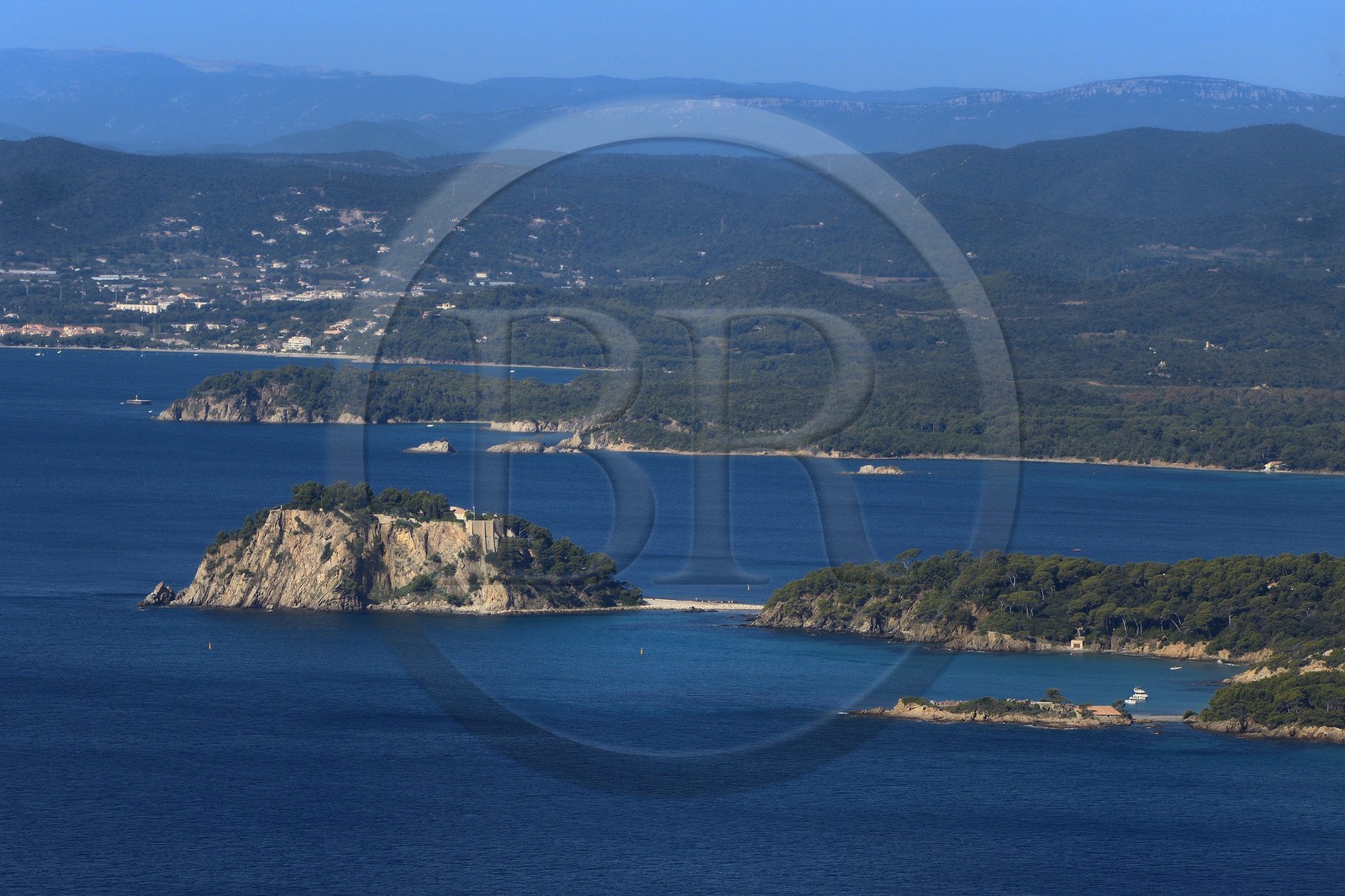 France, Var (83), Corniche des Maures, Bormes les Mimosas, fort de Brégançon (vue aérienne)