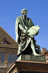 France, Bas-Rhin (67), Strasbourg, vieille ville classée au Patrimoine Mondial de l'UNESCO, place Gutenberg, la statue de Gutenberg par le sculpteur David d'Angers