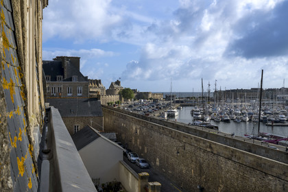 France, Ille-et-Vilaine (35), Côte d'Emeraude, Saint-Malo, l'Hotel Magon, authentique demeure de corsaire, hotel particulier construit pour François Auguste Magon de la Lande en 1725, armateur malouin, corsaire, négrier et directeur de la compagnie des Indes, vue sur le port