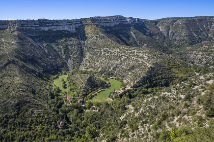 France, Hérault (34), les Causses et les Cévennes, paysage culturel de l'agro-pastoralisme méditerranéen inscrit au Patrimoine Mondial de l'UNESCO, Saint-Maurice-Navacelles, le Cirque de Navacelles avec le rocher de la Vierge entouré par un bras mort de la rivière La Vis, vue du coté belvédère de Blandas dans le Gard