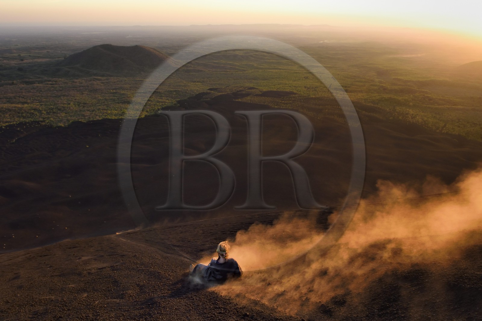 Nicaragua, région de Leon, Volcan Cerro Negro dans la cordillère des Maribios (ou Marrabios), Volcano surfing également connu comme ash boarding dans les cendres du volcan
