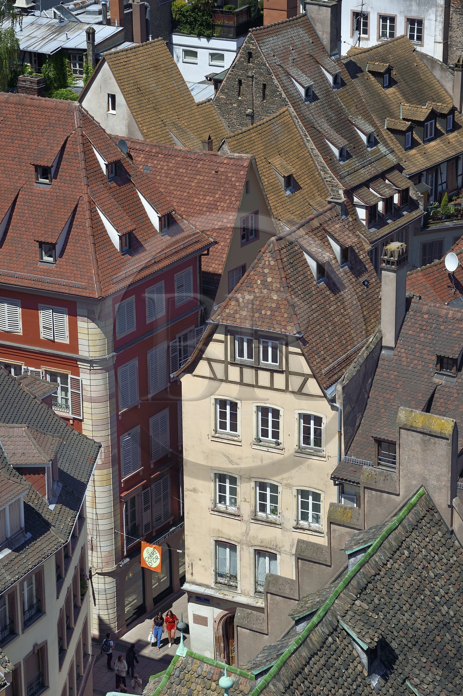 France, Bas-Rhin (67), Strasbourg, vieille ville classée au Patrimoine Mondial de l'UNESCO, angle rue des Orfèvres et rue des Hallebardes derrière la place de la cathédrale