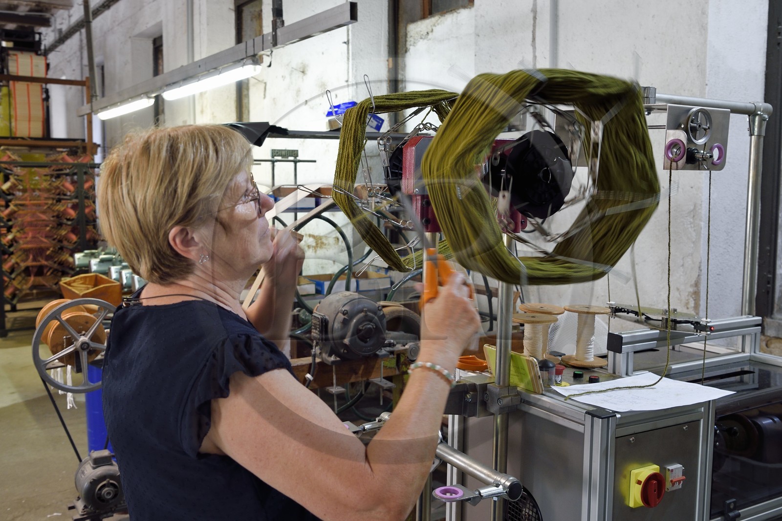 France, Var (83), Presqu'Ile de Saint-Tropez, Cogolin, la Manufacture Cogolin fabrique des tapis depuis 1924, la plupart sont tissés par lés sur des métiers Jacquard à bras du XIXème siècle, mise en place de l'écheveau