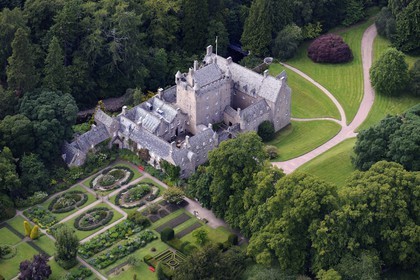 Royaume-Uni, Ecosse, Highland, chateau de Cawdor construit à la fin du XIVème siècle entouré de jardins (vue aérienne)