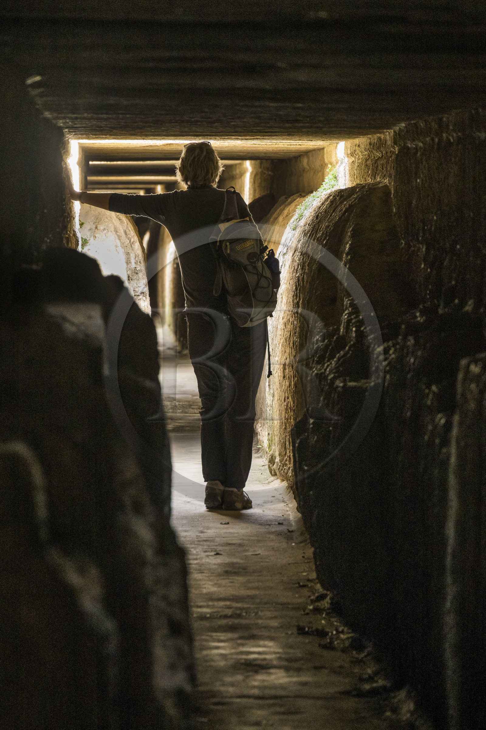France, Gard (30), le Pont du Gard classé Patrimoine Mondial de l'UNESCO, Grand Site de France, pont aqueduc romain qui enjambe le Gardon, concrétions calcaires déposées au fil des années sur les parois intérieures du conduit de l'aqueduc dans la partie supérieur du pont