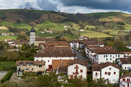 France, Pyrénées-Atlantiques (64), Pays-Basque, Ainhoa, labellisé Les Plus Beaux Villages de France, la rue principale et l'église Notre-Dame-de-l'Assomption (vue aérienne)
