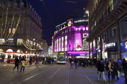 France, Bas-Rhin (67), Strasbourg, la place Kleber et les Galeries Lafayette décorées pour Noël dans la Rue du 22 Novembre