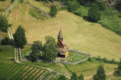 Norvège, Sogn og Fjordane, fjord de Lujster (Lustrafjord), église en bois debout d'Urnes (vue aérienne)