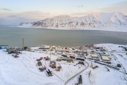 Norvège, Svalbard, Spitzberg, la ville de Longyearbyen en bordure de l'Adventfjorden (vue aérienne)
