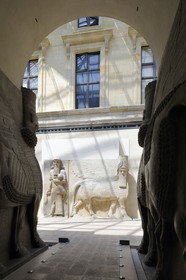 France, Paris (75), Musée du Louvre, Antiquités orientales, Cour Khorsabad, statues monumentales assyriennes de taureaux ailés, gardiens des portes du palais du roi Sargon II du VIIIe siècle avant JC