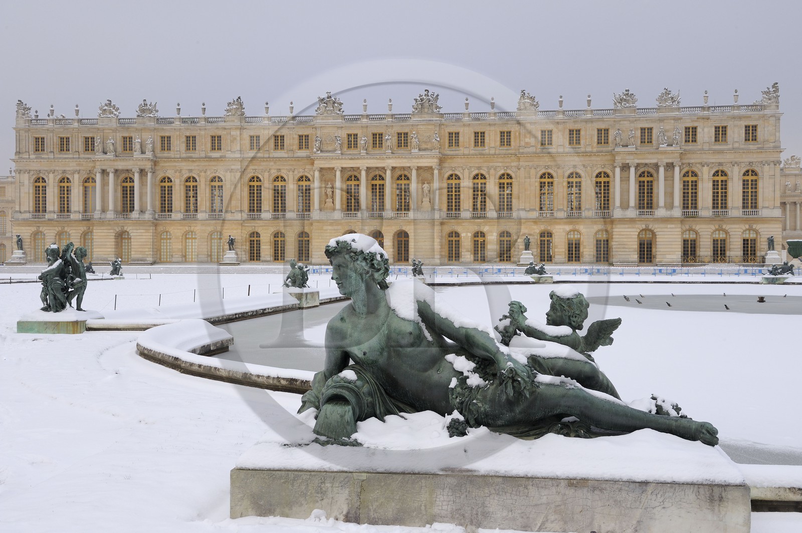France, Yvelines (78), parc du château de Versailles sous la neige, classé Patrimoine Mondial de l'UNESCO, Parterre d'eau, statue représentant un affluent d'un fleuve français (femme)