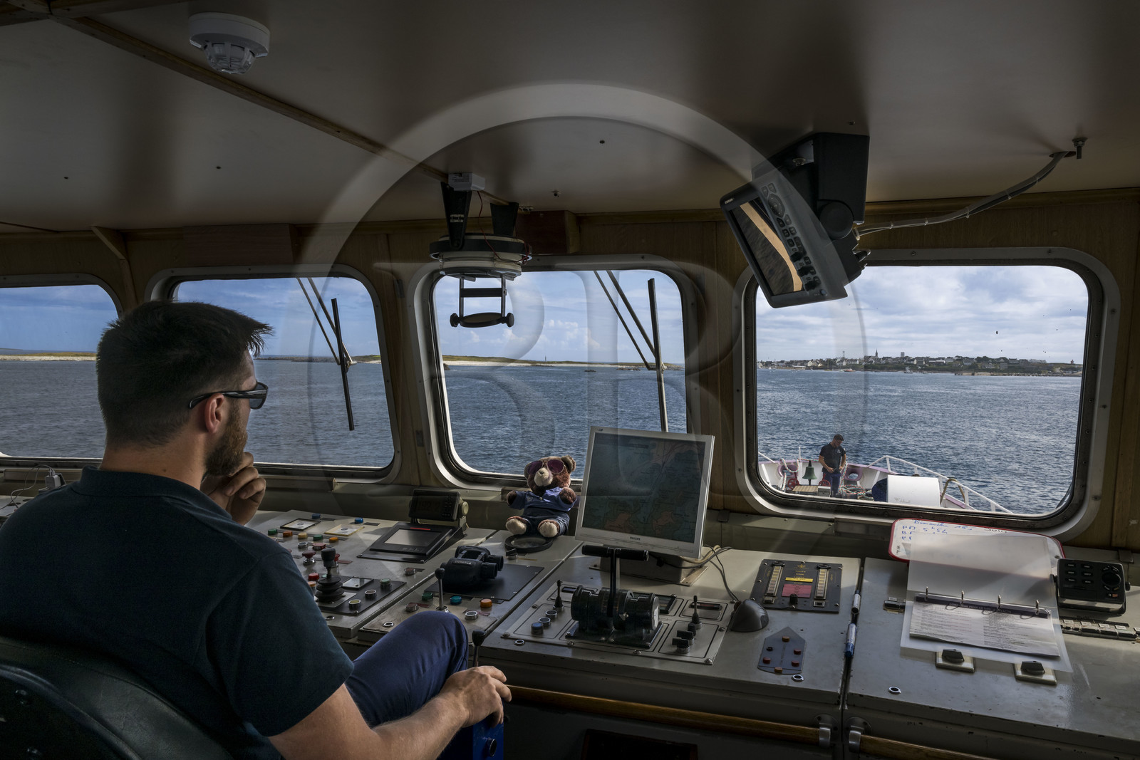 France, Finistère (29), Mer d'Iroise, Ile de Molène, navire de la Penn ar Bed assurant la liaison avec les iles de Molène et Ouessant, arrivée sur l'Ile de Molène vue depuis la passerelle avec le pilote
