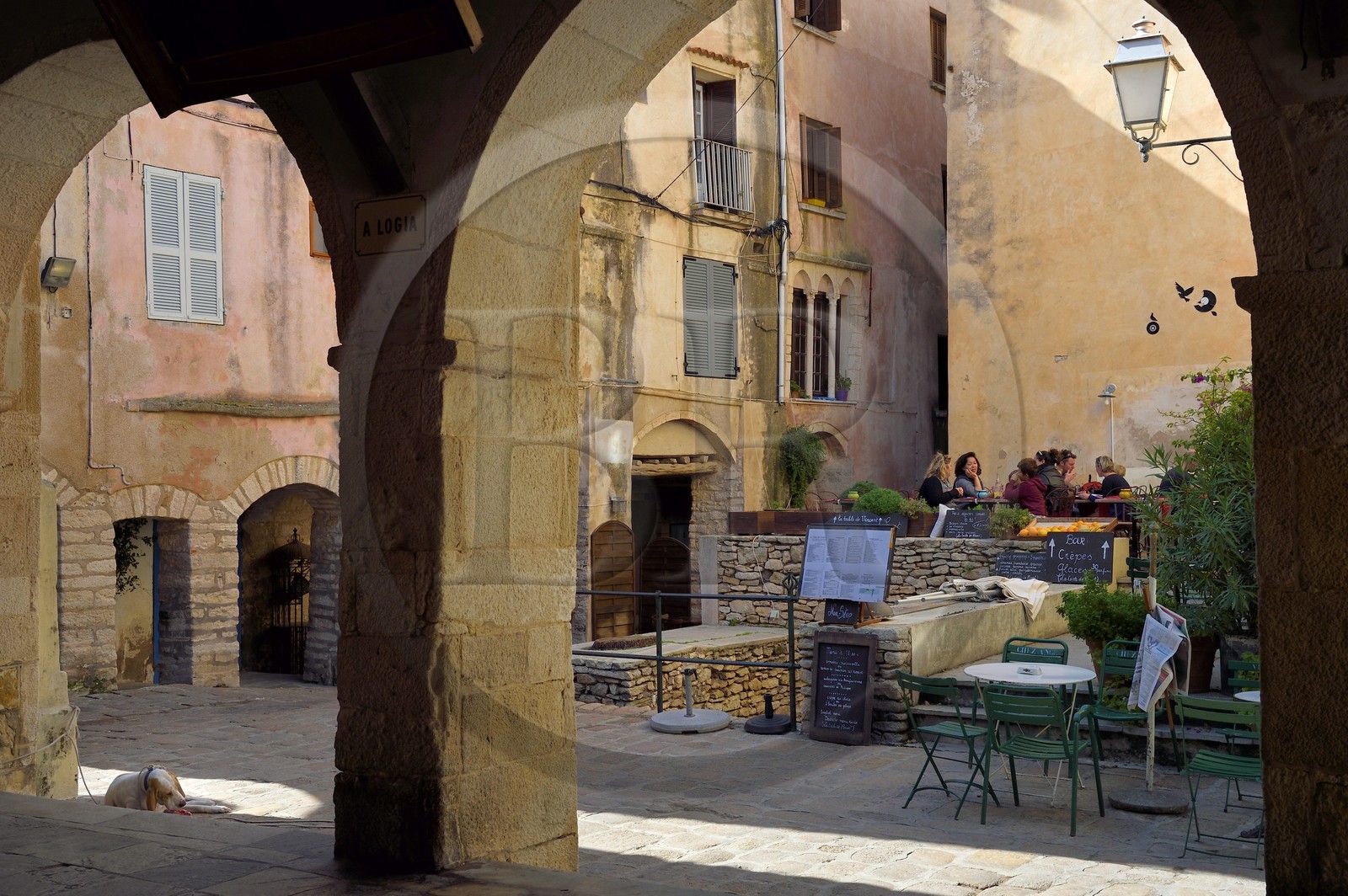 France, Corse-du-Sud (2A), Bonifacio, Ville Haute, la loggia devant l'église Saint Marie majeure
