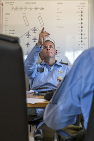 France, Bouches-du-Rhône (13), Salon-de-Provence, base aerienne 701, base de la Patrouille de France (PAF pour Patrouille acrobatique de France) de l'Armée de l'air et de l'espace française, répétition de la musique, visualisation mentale du vol lors du briefing dans les locaux de la Patrouille de France