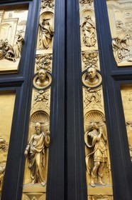 Italie, Toscane, Florence, centre historique classé Patrimoine Mondial de l'UNESCO, quartier du Duomo, baptistère de San Giovanni (baptistère Saint-Jean), Porta del Paradiso, Portes du Paradis, porte décorée de scène de la Bible sculptée par Ghiberti, les sculpteurs Lorenzo Ghiberti et son fils se sont représentés au centre