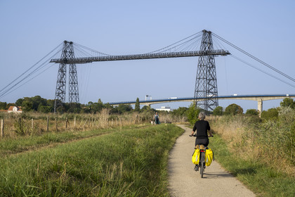 France, Charente-Maritime (17),  Rochefort, le pont transbordeur de Rochefort (ou Martrou) construit par Ferdinand Arnodin en 1900, cycliste faisant la véloroute
