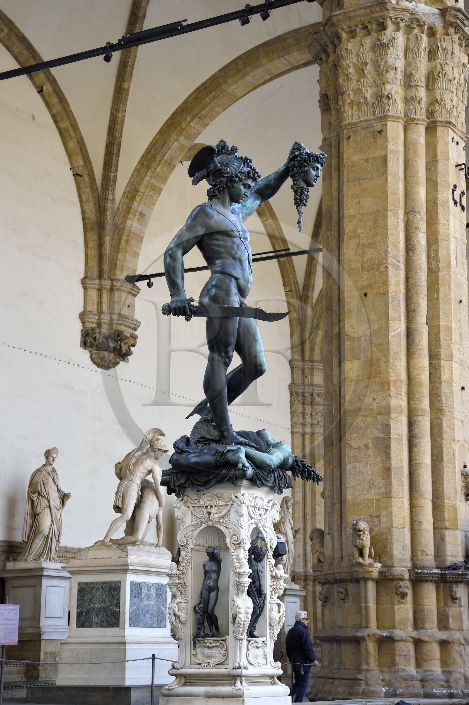 Italie, Toscane, Florence, centre historique classé Patrimoine Mondial de l'UNESCO, Piazza della Signoria, Loggia della Signoria (ou Loggia dei Lanzi), statue de Persée tenant la tête de Méduse du sculpteur Benvenuto Cellini