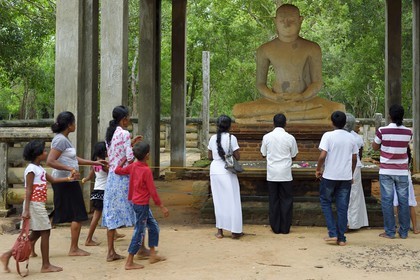 Sri Lanka, province du Centre-Nord, site d'Anuradhapura classé Patrimoine Mondial de l'UNESCO, capitale du Sri Lanka au IIIe siècle avant JC, statue de Bouddha Samadhi au Parc Mahamevnawa