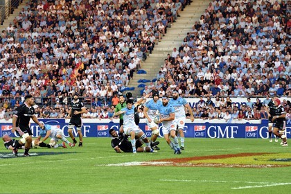 France, Pyrénées-Atlantiques (64), Pays-Basque, Bayonne, stade Jean-Dauger, derby basque de rugby entre l'Aviron Bayonnais (en bleu) et le Biarritz Olympique (ici en noir)