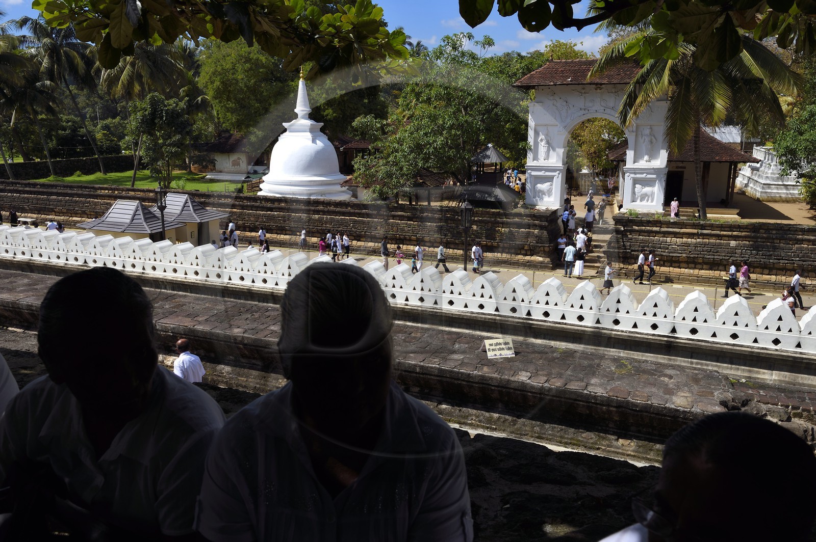Sri Lanka, province du centre, Kandy, ville sacrée classée patrimoine mondial de l'UNESCO, les jardins du Temple de la Dent de Bouddha (Sri Dalada Maligawa)