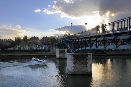 France, Val-de-Marne (94), les bords de Marne, joggeurs sur la passerelle entre Le Perreux-sur-Marne en arrière plan et Bry-sur-Marne