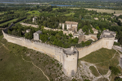 France (30), Gard, Villeneuve-lès-Avignon, l'ancienne abbaye bénédictine dans le Fort Saint André (vue aérienne)
