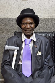 Zimbabwe, province de Matabeleland septentrional, Victoria Falls, Monsieur Sweet Lemon (94 ans) de Mutare dans son plus beau costume et portant un chapeau haut-de-forme