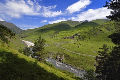 Géorgie, Kakheti, Parc national de Touchétie, vallée de la rivière Alazani dans les montagnes de Pirikiti, village de Dartlo surplombé par Kvavlo