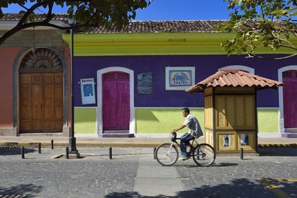 Nicaragua, Granada, maisons coloniales colorées dans la calle Calzada