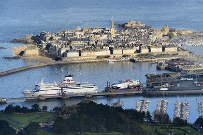 France, Ille-et-Vilaine (35), côte d'émeraude, la vieille ville fortifiée de Saint-Malo à l'abris de ses remparts (vue aérienne)