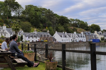 Royaume-Uni, Ecosse, Highland, Plockton, vue du village depuis la terrasse d'un pub