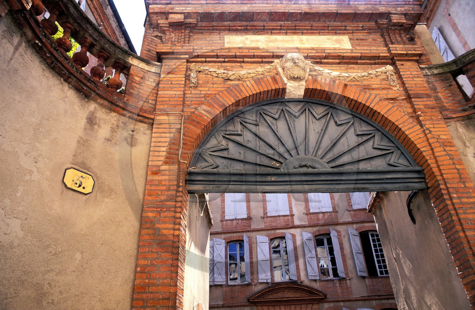 France, Tarn-et-Garonne (82), entrée d'un hôtel particulier a Montauban