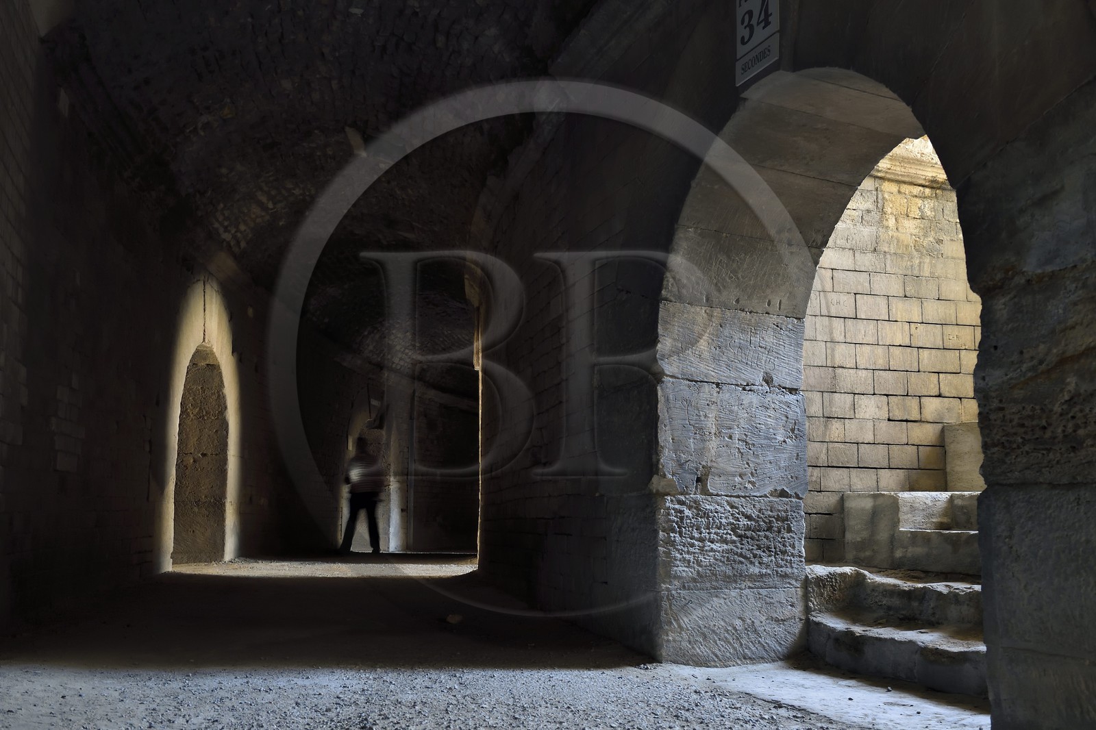 France, Bouches-du-Rhône (13), Arles, les Arènes, amphithéâtre romain de 80-90 après JC, classé Patrimoine Mondial de l'UNESCO, sous les tribunes